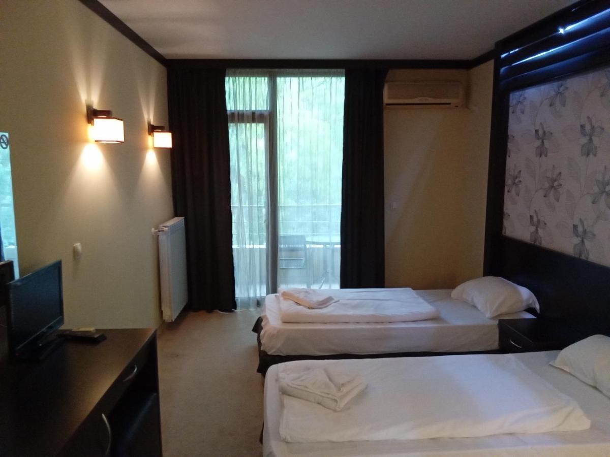 Park Hotel Stratesh Lovetsj Eksteriør bilde